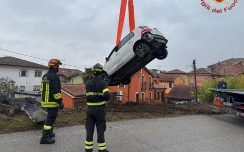 Perde il controllo dell’auto, si schianta contro una casa e poi finisce in un fosso