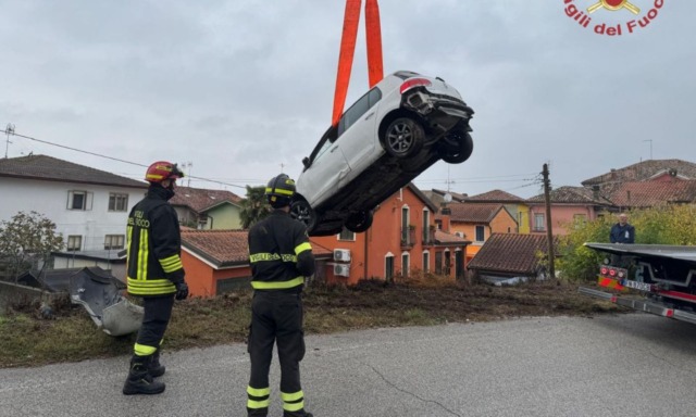 Perde il controllo dell’auto, si schianta contro una casa e poi finisce in un fosso