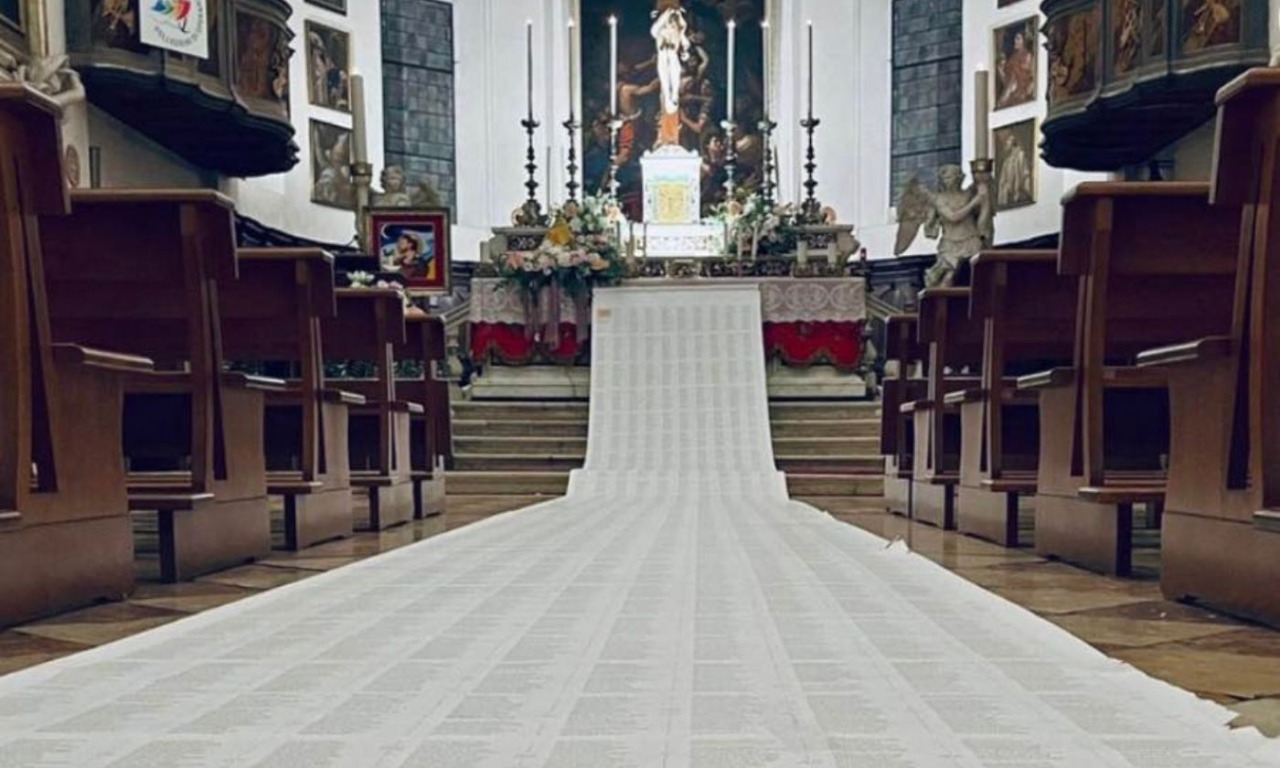 Nella chiesa di San Bortolo a Rovigo il tappeto con i nomi dei bambini palestinesi e israeliani morti nel conflitto