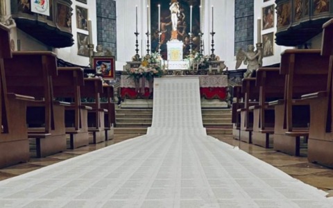 Nella chiesa di San Bortolo a Rovigo il tappeto con i nomi dei bambini palestinesi e israeliani morti nel conflitto
