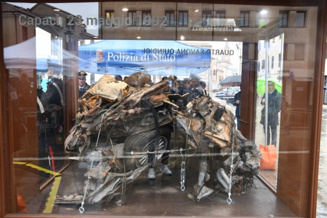 In mostra a Rovigo la teca coi resti della Fiat Croma blindata di Falcone: memoria della strage di Capaci