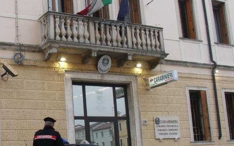 Ubriaco litiga con un poliziotto, poi prende a pugni un Carabiniere