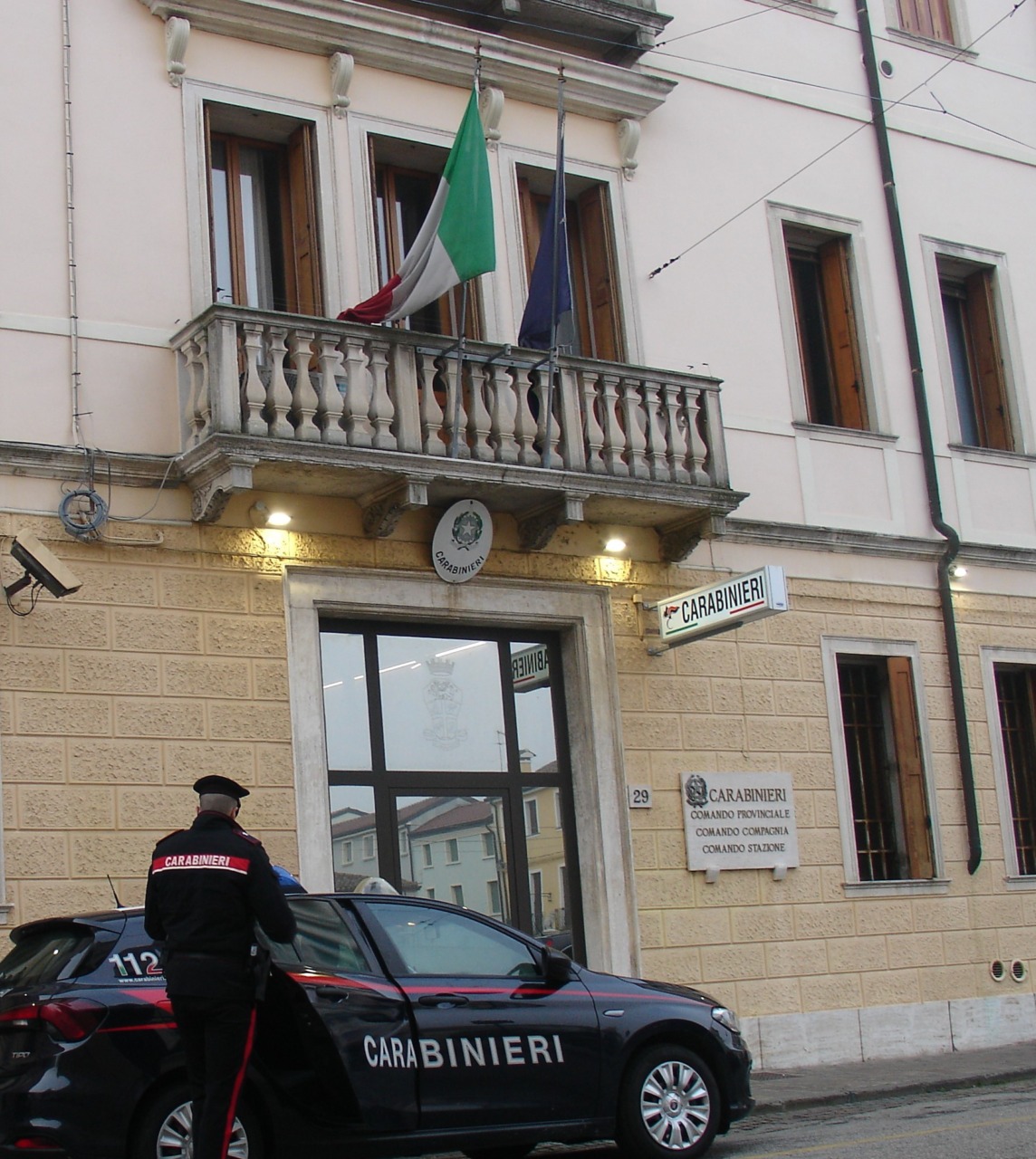Ubriaco litiga con un poliziotto, poi prende a pugni un Carabiniere