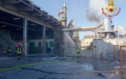 Incendio in un’azienda che lavora materiale plastico a Ceneselli, macchinario va a fuoco