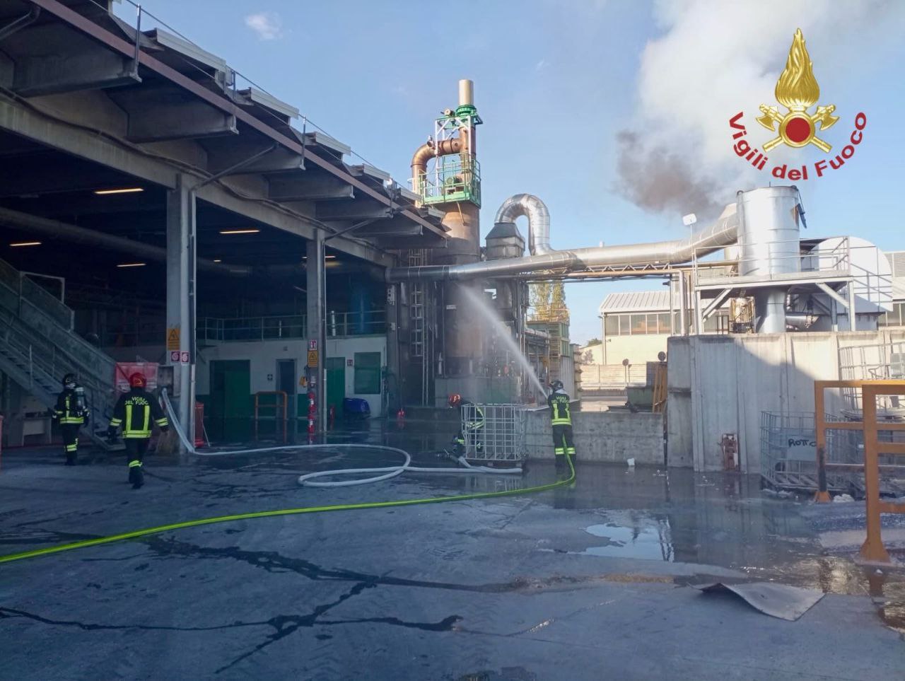 Incendio in un’azienda che lavora materiale plastico a Ceneselli, macchinario va a fuoco