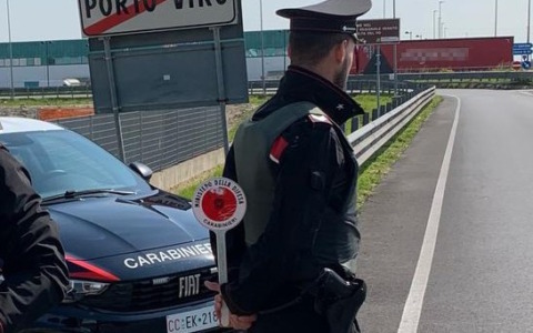 Mentre è ai domiciliari per stalking, gli trovano in casa coltelli e divise false da carabiniere