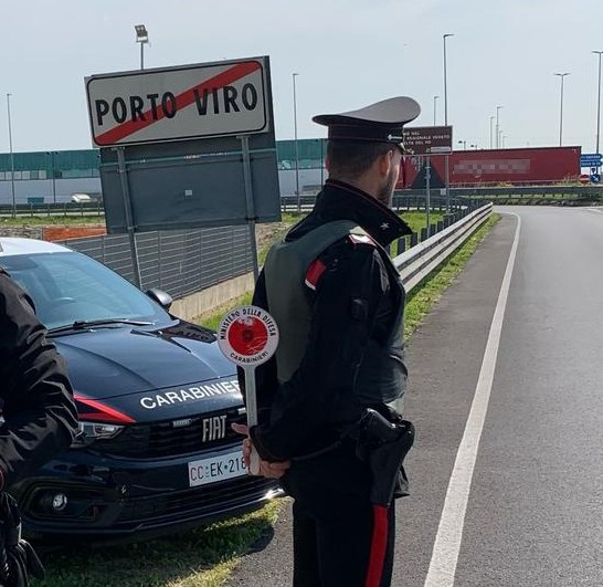 Mentre è ai domiciliari per stalking, gli trovano in casa coltelli e divise false da carabiniere