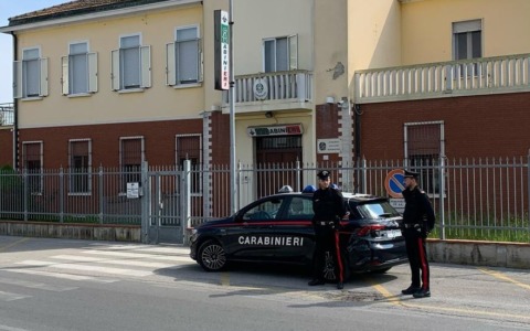 I Carabinieri vanno per riparargli il braccialetto elettronico, ma in casa trovano 12 grammi di chetamina