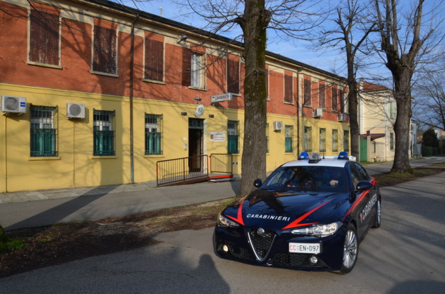 Gli sequestrano l’auto per guida sotto l’effetto di droghe, lui rimuove i sigilli e la smonta