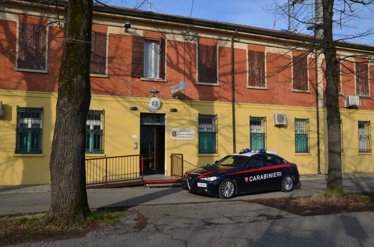 Guida ma non ha la patente, poi dice ai Carabinieri un nome falso