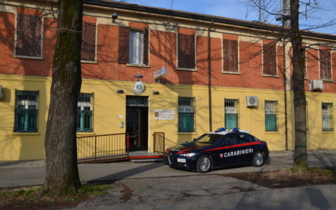 Guida ma non ha la patente, poi dice ai Carabinieri un nome falso