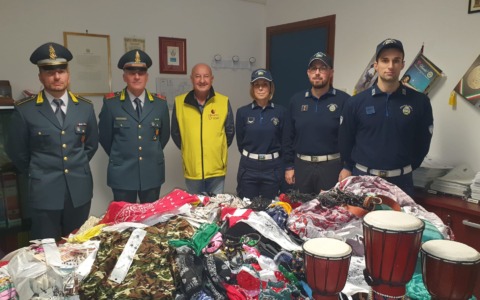 La Guardia di Finanza dona 700 articoli sequestrati all’Auser Volontariato “Il Melograno” ODV