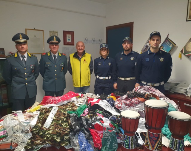 La Guardia di Finanza dona 700 articoli sequestrati all’Auser Volontariato “Il Melograno” ODV