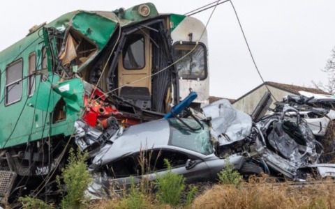 Scontro tra un treno regionale e una bisarca a pieno carico, ferito il macchinista di Occhiobello
