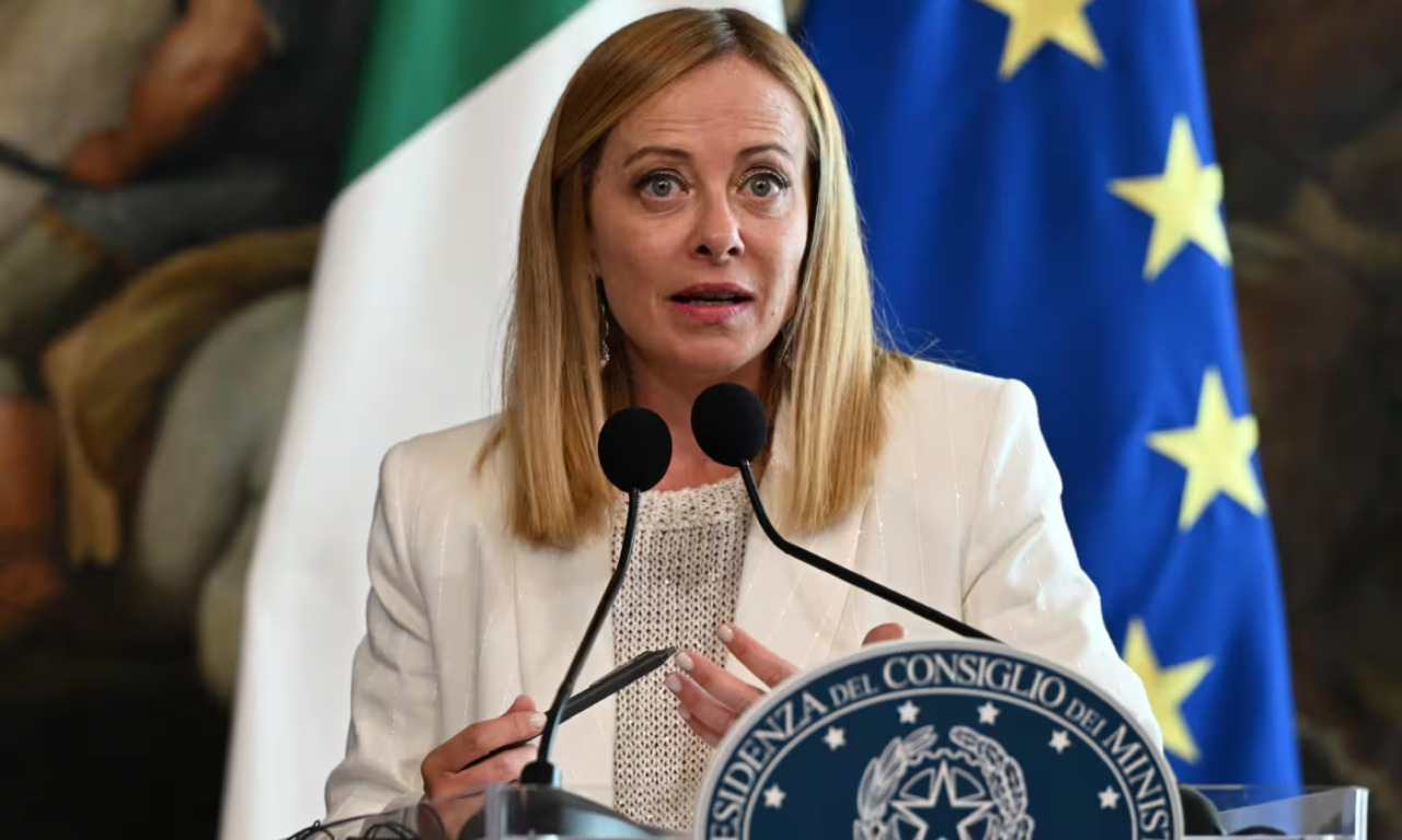 Anziano sorprende i ladri i casa e spara: non è indagato. Meloni: “La difesa è sempre legittima”