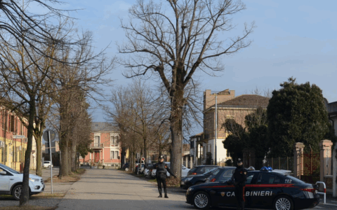 Cercano di sfuggire a un controllo, avevano nascosto l’hashish sotto lo sterzo dell’auto