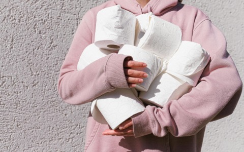 Carta igienica lanciata ovunque nei bagni del liceo Paleocapa: “Ora basta: gli studenti la porteranno da casa”