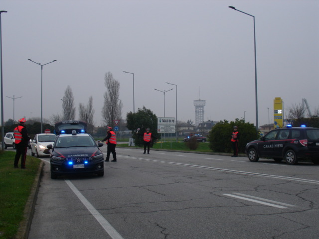 Sorpreso con un coltello a serramanico: denunciato un 29enne a Taglio di Po