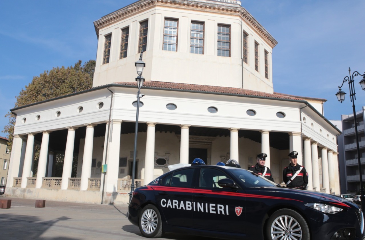 Lite tra vicini di casa, 52enne li minaccia con un coltello