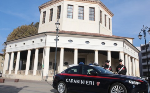 Lite tra vicini di casa, 52enne li minaccia con un coltello