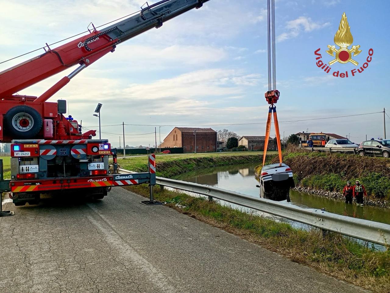 Perde il controllo dell’auto e finisce nel canale Ceresolo