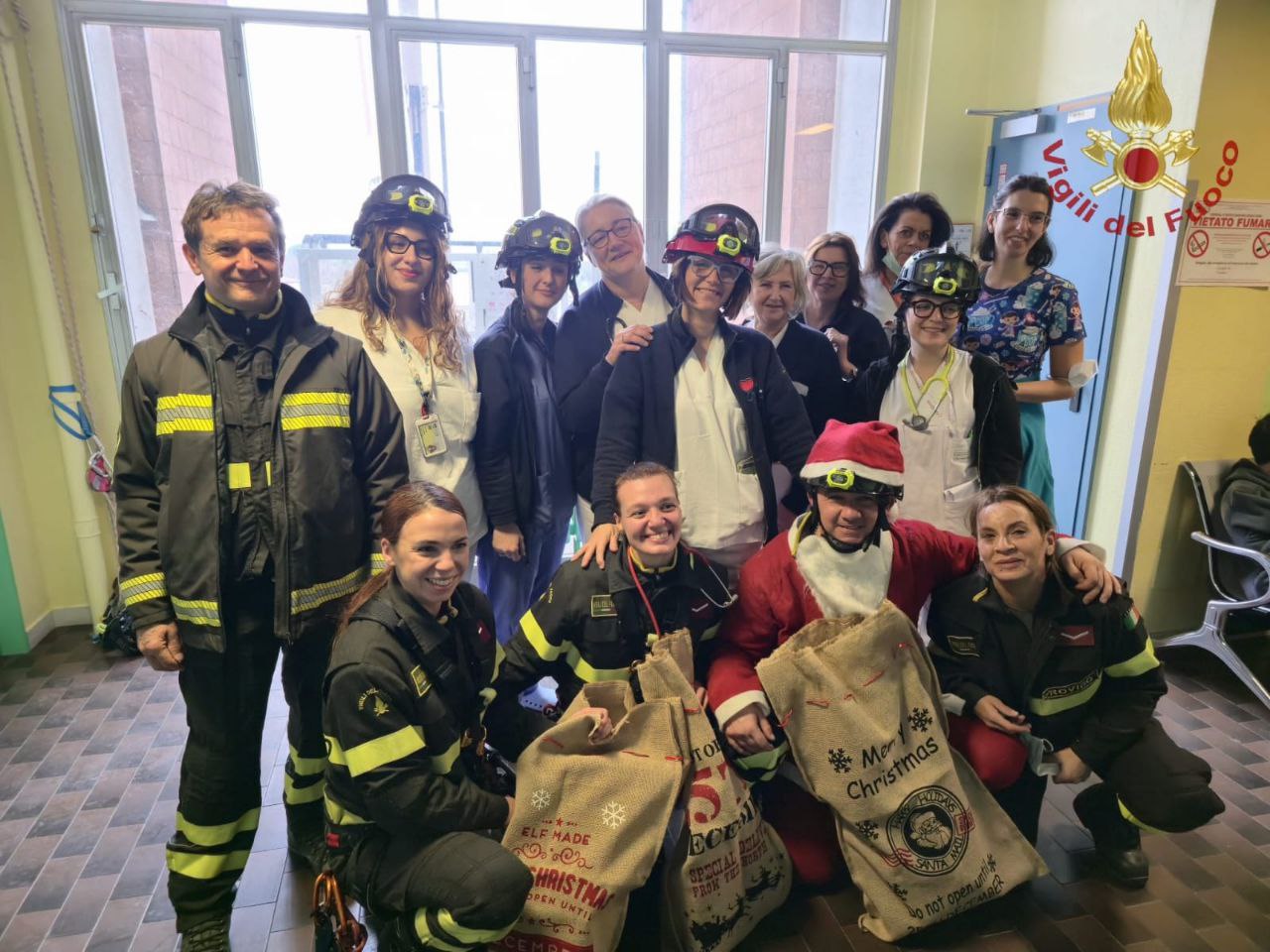 Babbo Natale dei Vigili del Fuoco porta i regali ai bambini ricoverati, con una slitta speciale