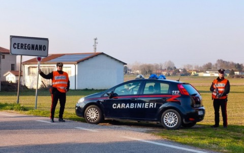 36enne non può più avvicinarsi all’ex, ma viene trovato nel cortile di casa sua con un coltello