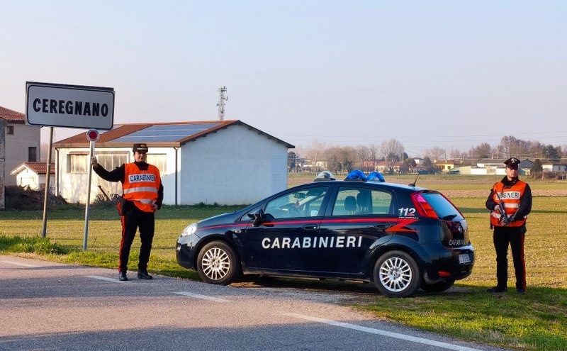 36enne non può più avvicinarsi all’ex, ma viene trovato nel cortile di casa sua con un coltello