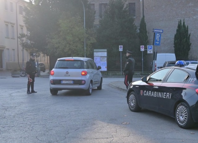 Adria, lite tra giovani degenera: minore tenta di aggredire i Carabinieri con una sedia