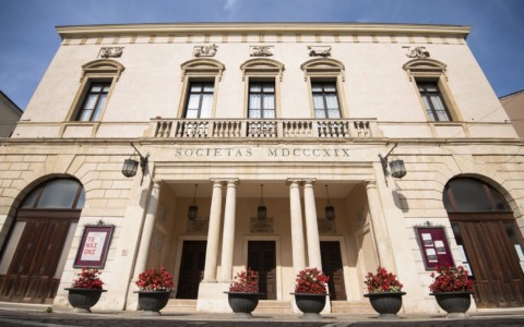 Furti nei teatri nella notte: rubato l’incasso di “Piccole donne”, danni e paura anche al Teatro Studio