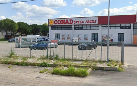 In tre tentano un furto al Conad di Rovigo, ladri inseguiti da dipendenti e clienti