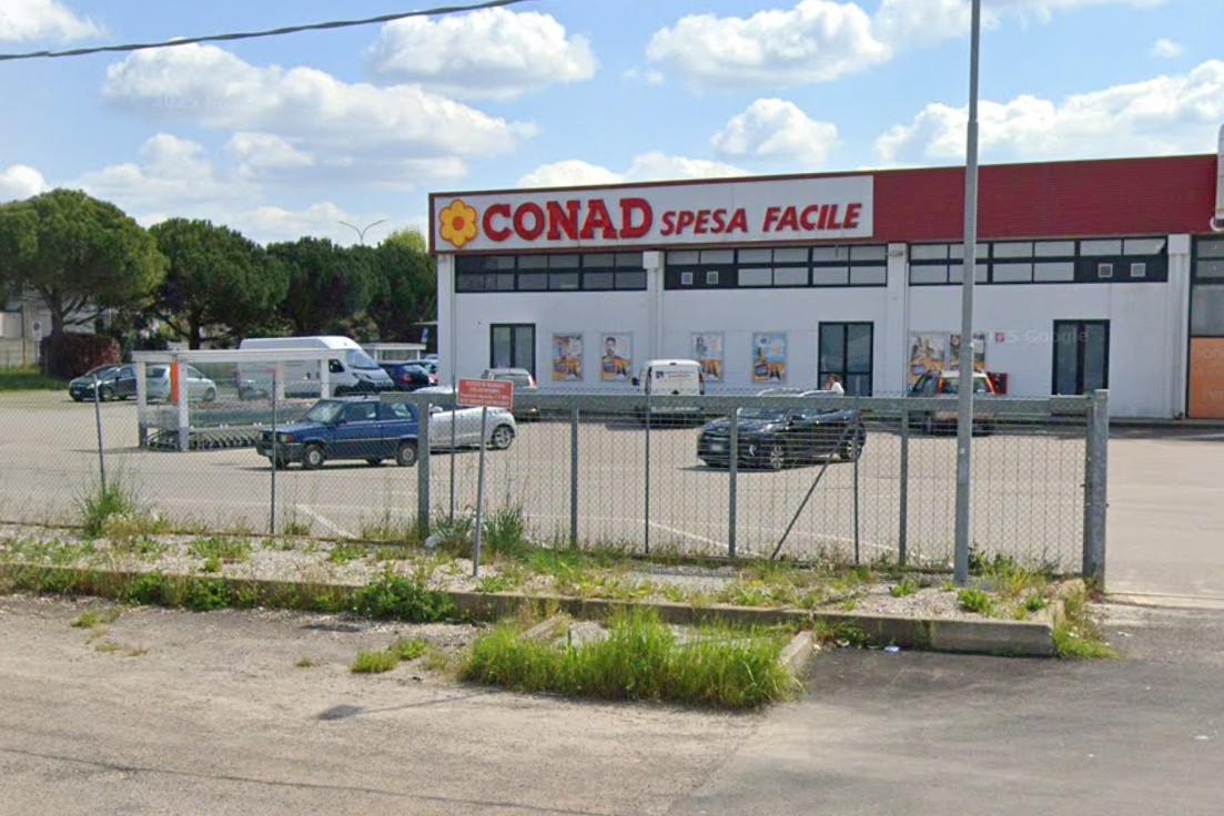 In tre tentano un furto al Conad di Rovigo, ladri inseguiti da dipendenti e clienti