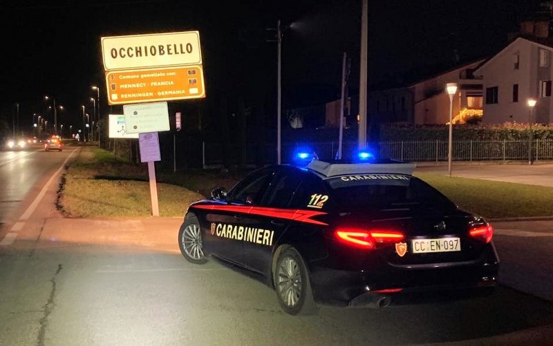 30enne scatena il caos in un bar a Occhiobello, prima molesta i clienti poi accoltella il titolare