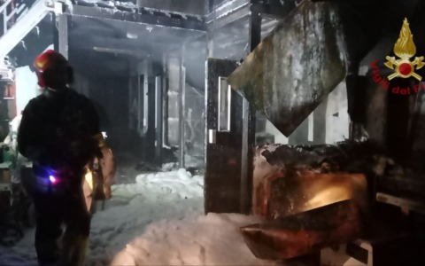 Incendio in un capannone per materiale edile a Rovigo: un ferito