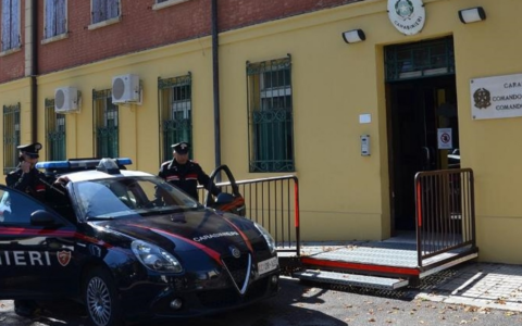 Riceve la ex compagna in casa nonostante l’ordinanza restrittiva e l’aggredisce: 45enne arrestato