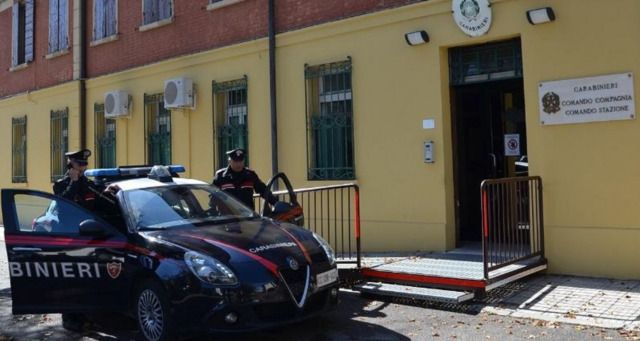 Riceve la ex compagna in casa nonostante l’ordinanza restrittiva e l’aggredisce: 45enne arrestato