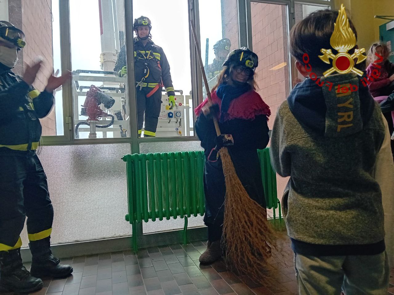 La Befana “salvata” dai Vigili del Fuoco: festa per oltre 100 bambini al Pediatrico di Rovigo