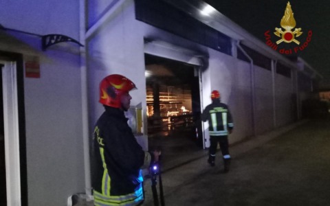 Fiamme in un’azienda di confezioni a San Martino di Venezze
