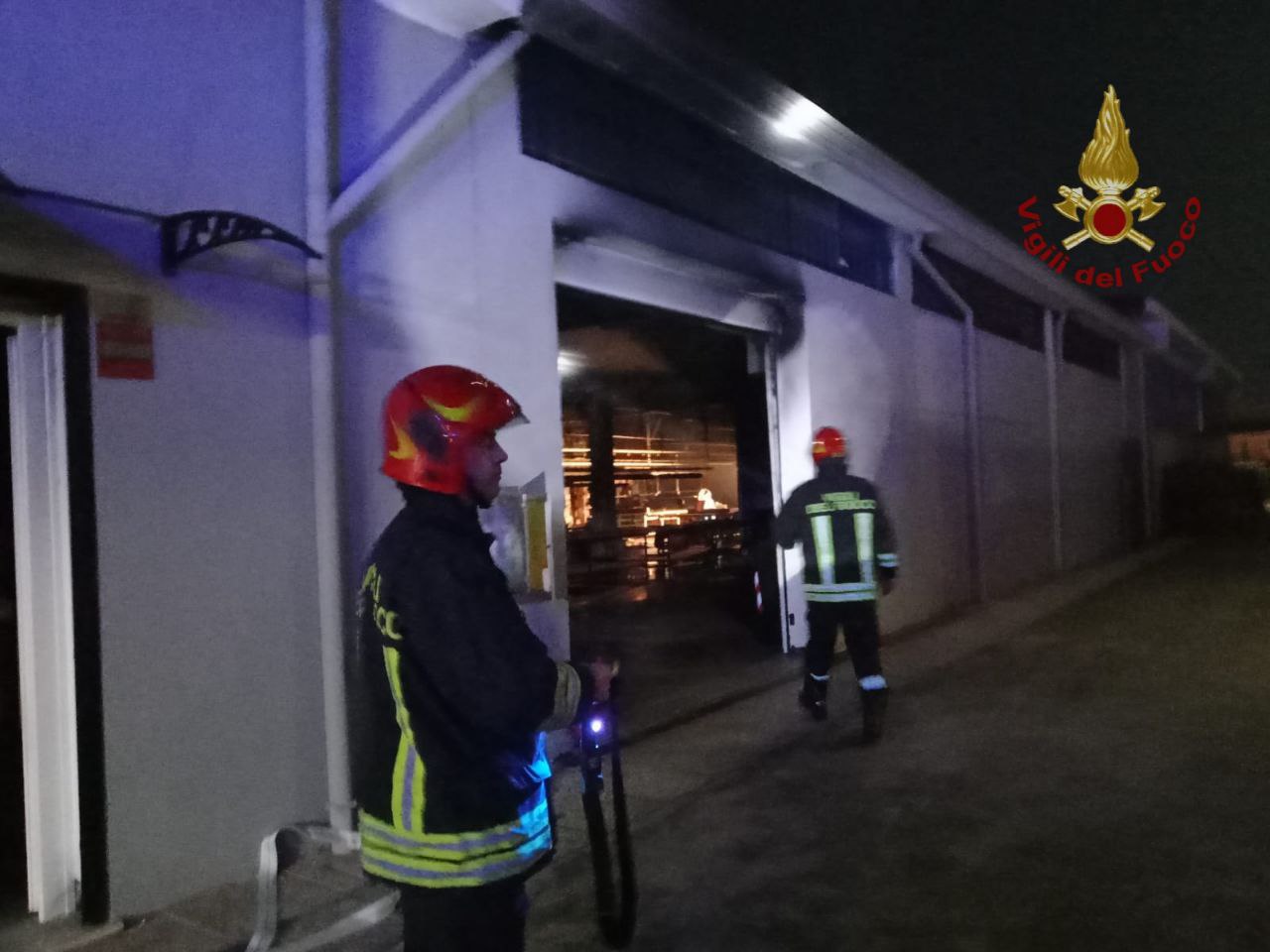 Fiamme in un’azienda di confezioni a San Martino di Venezze