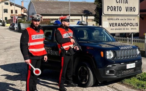 Prima manomette due volte il braccialetto elettronico, poi evade lo stesso dagli arresti domiciliari