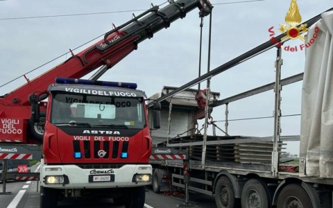 Camion si blocca sulla Strada Statale 309 Romea a Porto Viro