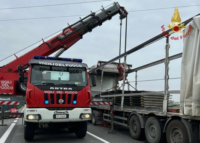 Camion si blocca sulla Strada Statale 309 Romea a Porto Viro