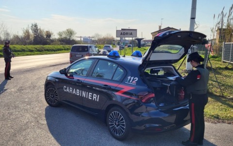 Paura in un locale di Adria: 80enne punta un coltello contro un 44enne