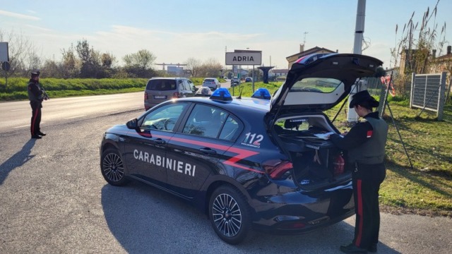 Paura in un locale di Adria: 80enne punta un coltello contro un 44enne
