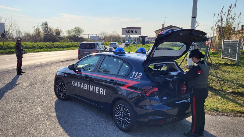 Paura in un locale di Adria: 80enne punta un coltello contro un 44enne