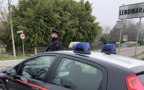 Minaccia il vicino e i figli con una motosega: era stanco del troppo chiasso