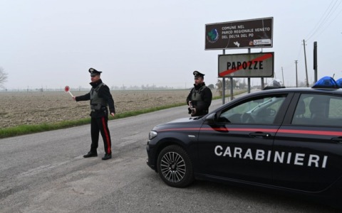Minacciano alcuni coetanei con un coltello fuori da un bar: denunciati tre minorenni ad Adria