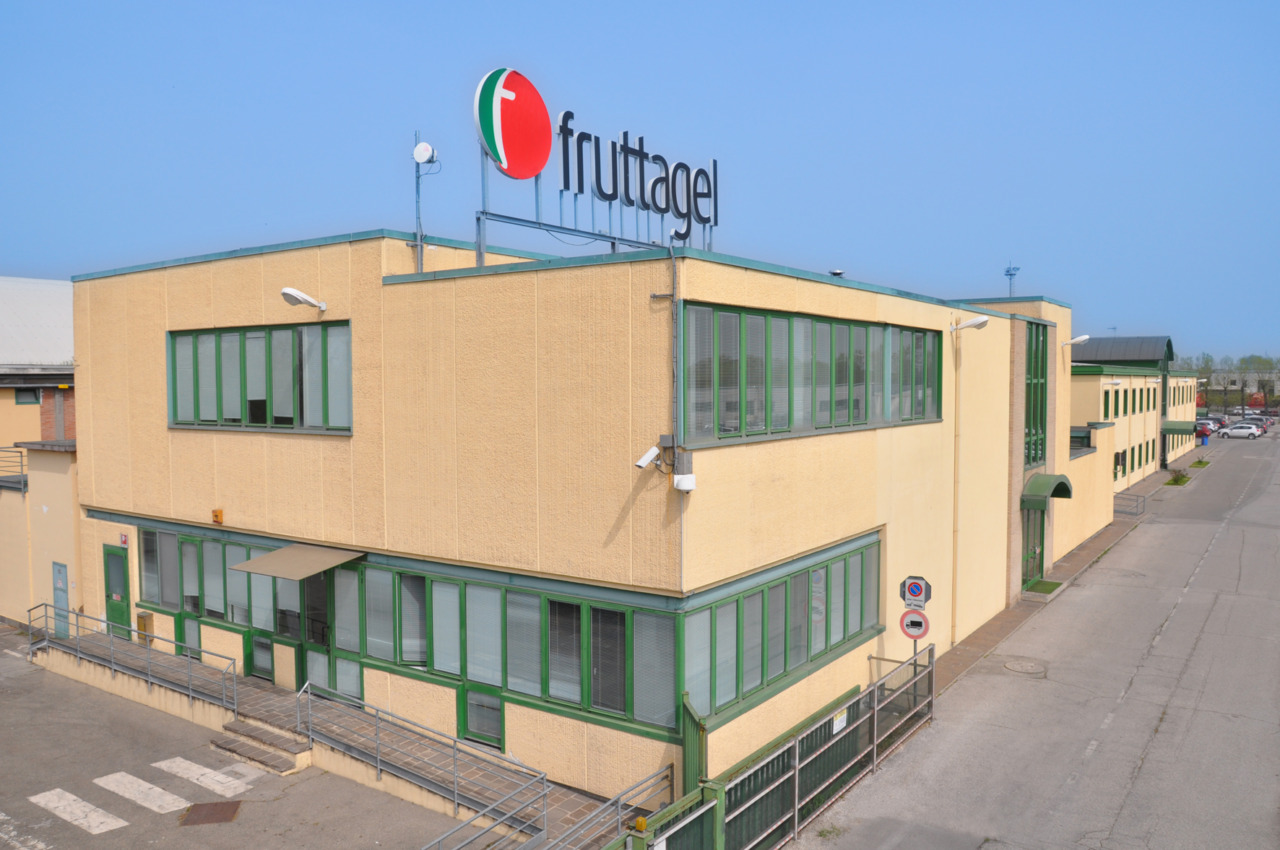 Cade in un silos dopo un volo di 8 metri: in ospedale manutentore rodigino 56enne