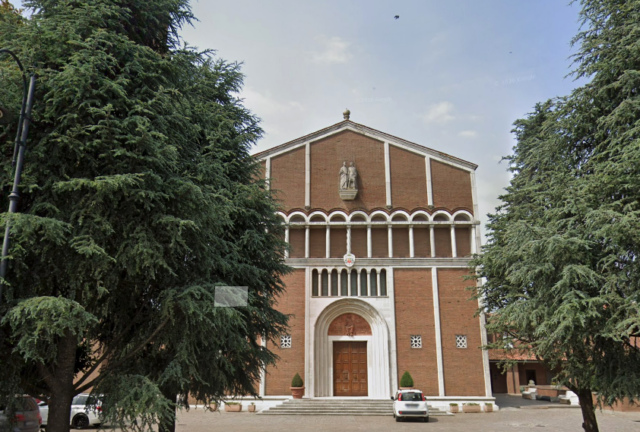 Lusia, bomba carta vicino alla chiesa: vetrate in frantumi nella cappella laterale