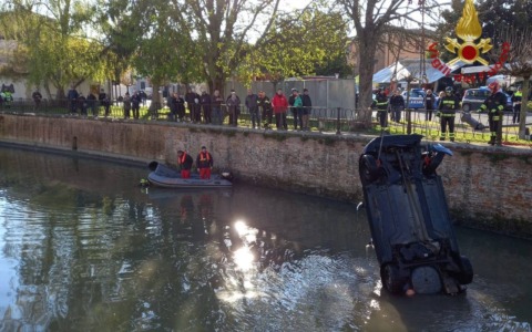 Auto nel Canal Bianco: la conducente si salva prima di affondare